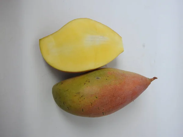 Detailní Záběr Jednotlivých Skupiny Totapuri Raw Mango Plátky Ovoce Izolované — Stock fotografie