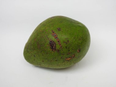 Çiğ tereyağlı meyve veya avokadodan oluşan tek ve yarı dilimlenmiş ve beyaz arka planda izole edilmiş meyveleri tutan bir grup yakın plan.