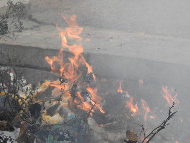 Çok güzel, için için için için için için yanan odun odunlarının yakın çekimi. Atmosferik sıcak arka plan, turuncu kamp ateşi ve gri kül. Şenlik ateşinin mükemmel tam kare görüntüsü.