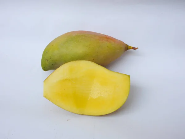 Zbliżenie Single Grupy Totapuri Raw Mango Plasterkach Owoce Izolowane Białym — Zdjęcie stockowe