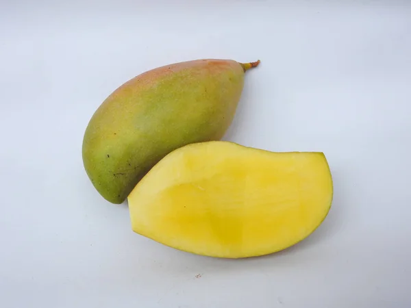 Close Van Single Groep Totapuri Raw Mango Gesneden Fruit Geïsoleerd — Stockfoto