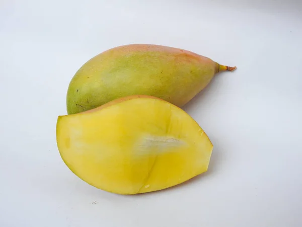 Одинока Група Тотапурі Raw Mango Порізала Фрукт Білому Тлі — стокове фото