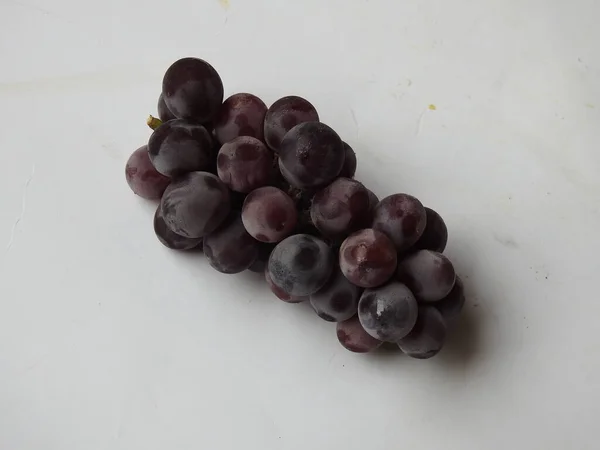 Fechar Bela Cor Vermelha Escura Preta Cachos Frutas Uva Isolado — Fotografia de Stock