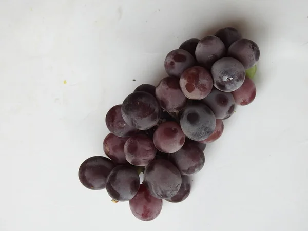 Close Van Mooie Donkerrode Zwarte Kleur Druiven Bos Geïsoleerd Witte — Stockfoto