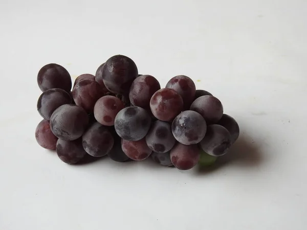 Närbild Vackra Mörkröda Och Svarta Färg Druva Frukter Gäng Isolerad — Stockfoto