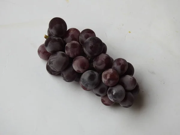 Κοντινό Πλάνο Των Όμορφων Σκουροκόκκινων Και Μαύρων Φρούτων Σταφυλιών Τσαμπί — Φωτογραφία Αρχείου