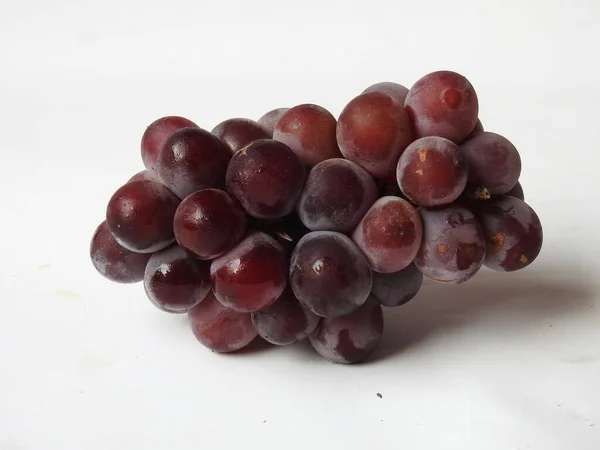 Fechar Bela Cor Vermelha Escura Preta Cachos Frutas Uva Isolado — Fotografia de Stock