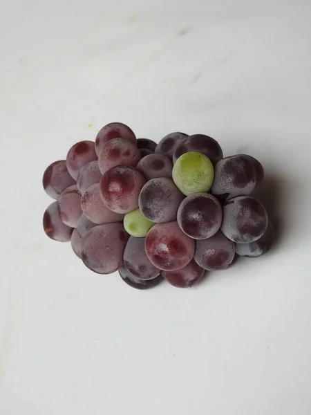 Close Van Mooie Donkerrode Zwarte Kleur Druiven Bos Geïsoleerd Witte — Stockfoto