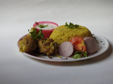 Güzel restoran tarzı ev yapımı Tavuk Biryani 'nin iki bacağı ve yoğurt sosu beyaz arka planda izole edilmiş bir tabakta.