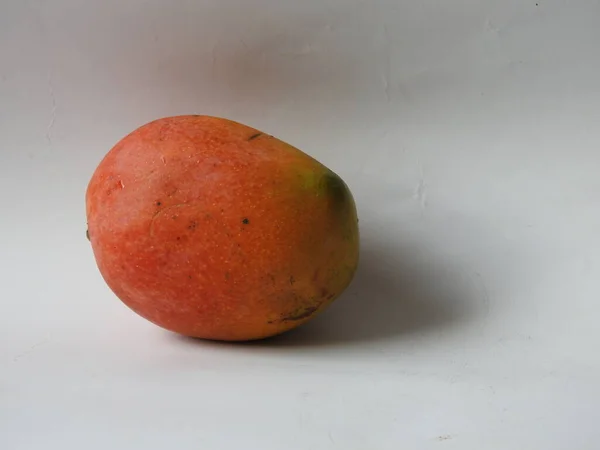 Closeup Beautiful Fresh Colorful Indian Alphonso Mango Fruits Isolated White — Foto de Stock