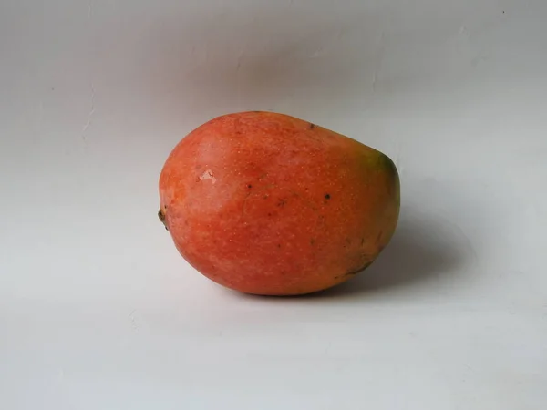 Closeup Beautiful Fresh Colorful Indian Alphonso Mango Fruits Isolated White — Stok Foto