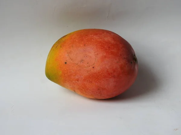 Closeup Beautiful Fresh Colorful Indian Alphonso Mango Fruits Isolated White — ストック写真