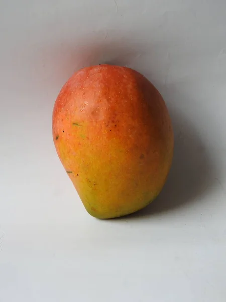 Closeup Beautiful Fresh Colorful Indian Alphonso Mango Fruits Isolated White — Fotografia de Stock