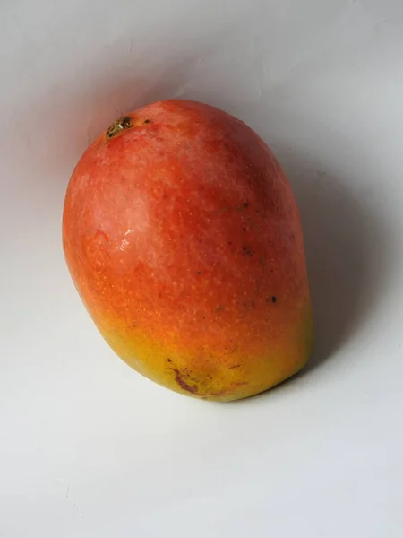 Closeup Beautiful Fresh Colorful Indian Alphonso Mango Fruits Isolated White — Stok Foto