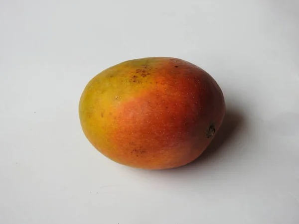 Closeup Beautiful Fresh Colorful Indian Alphonso Mango Fruits Isolated White — Stok Foto