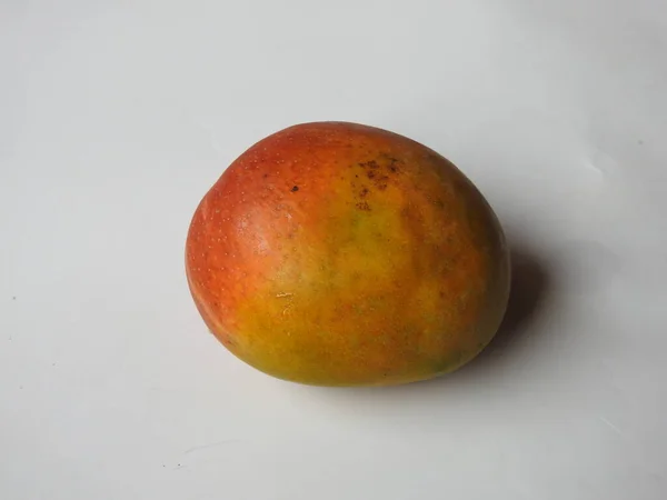 Closeup Beautiful Fresh Colorful Indian Alphonso Mango Fruits Isolated White — ストック写真