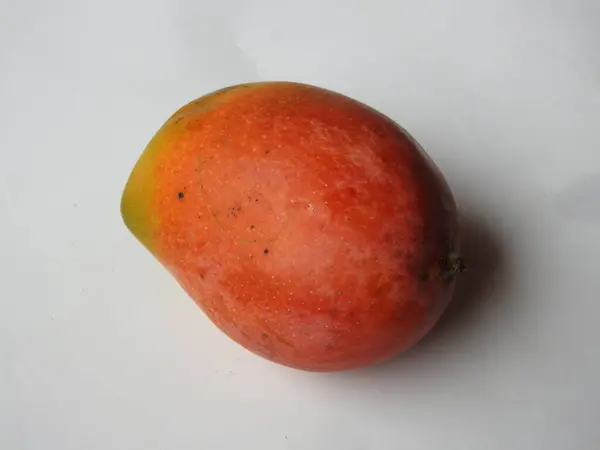 Closeup Beautiful Fresh Colorful Indian Alphonso Mango Fruits Isolated White — Stok Foto