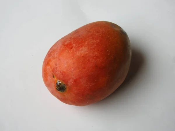 Close Van Mooie Frisse Kleurrijke Indiase Alphonso Mango Vruchten Geïsoleerd — Stockfoto