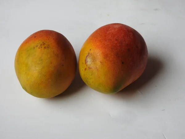 Closeup Beautiful Fresh Colorful Indian Alphonso Mango Fruits Isolated White — Foto de Stock