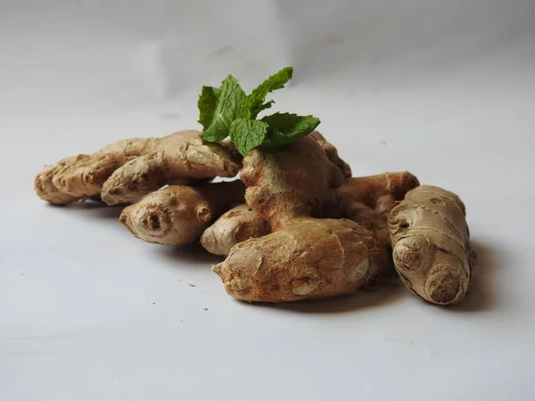 Group Spice Medicinal Fresh Ginger Rhizome Green Leaves Isolated White — Stok fotoğraf
