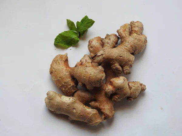 Group Spice Medicinal Fresh Ginger Rhizome Green Leaves Isolated White — Foto Stock
