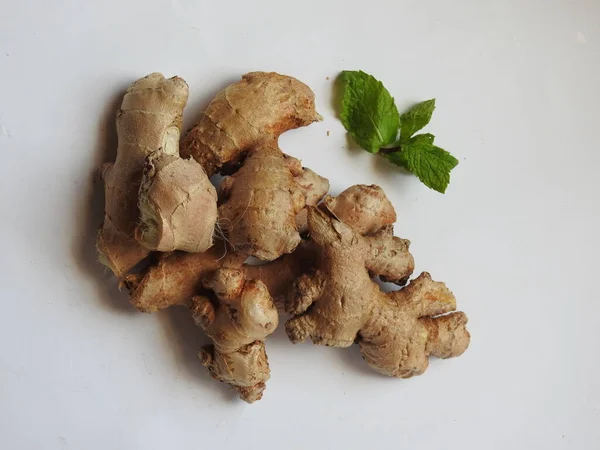 Group Spice Medicinal Fresh Ginger Rhizome Green Leaves Isolated White — Stok fotoğraf