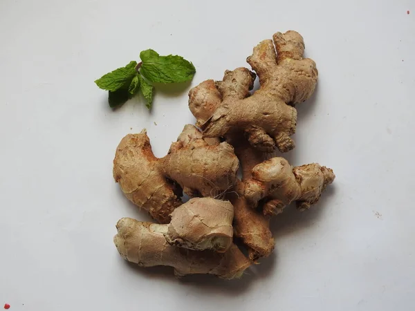 Group Spice Medicinal Fresh Ginger Rhizome Green Leaves Isolated White — Stok fotoğraf