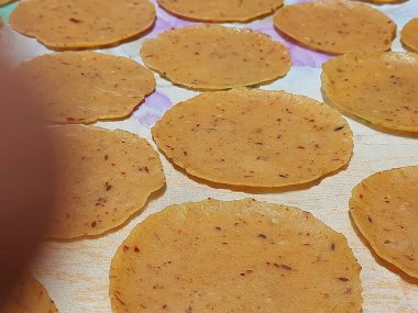 Pirinç ev yapımı papad pirinç unundan yapılmış. Hindistandaki Karnataka 'da yağda kızartılmış ya da kızartılmış olarak servis edildi.