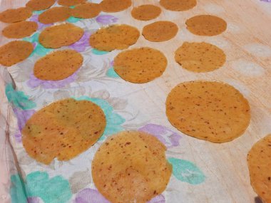 Pirinç ev yapımı papad pirinç unundan yapılmış. Hindistandaki Karnataka 'da yağda kızartılmış ya da kızartılmış olarak servis edildi.