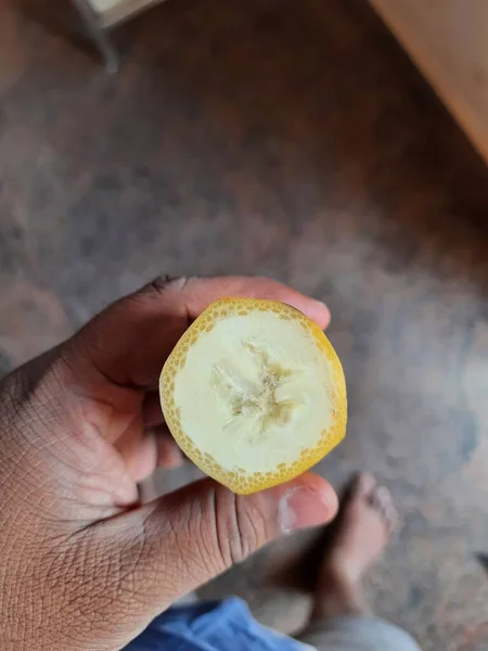 Nahaufnahme Des Mannes Mit Aufgeschnittenen Bananenfrucht Hintergrund — Stockfoto