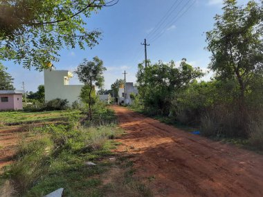 Yakın plan ve güzel bir Hint köyü manzarası. Kum yolları doğa ya da orman arka planında.