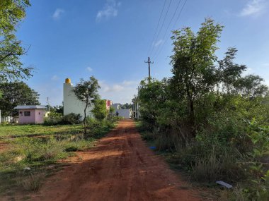 Yakın plan ve güzel bir Hint köyü manzarası. Kum yolları doğa ya da orman arka planında.