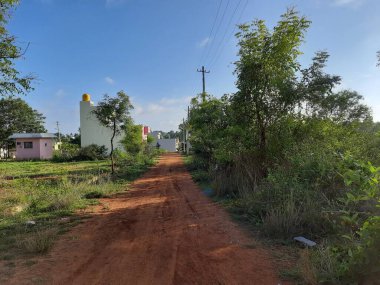 Yakın plan ve güzel bir Hint köyü manzarası. Kum yolları doğa ya da orman arka planında.