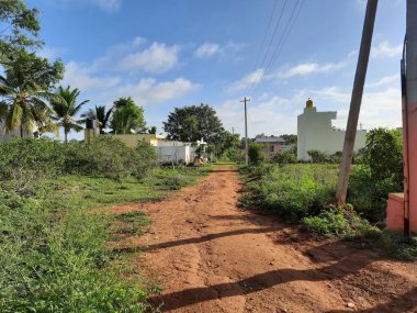 Yakın plan ve güzel bir Hint köyü manzarası. Kum yolları doğa ya da orman arka planında.