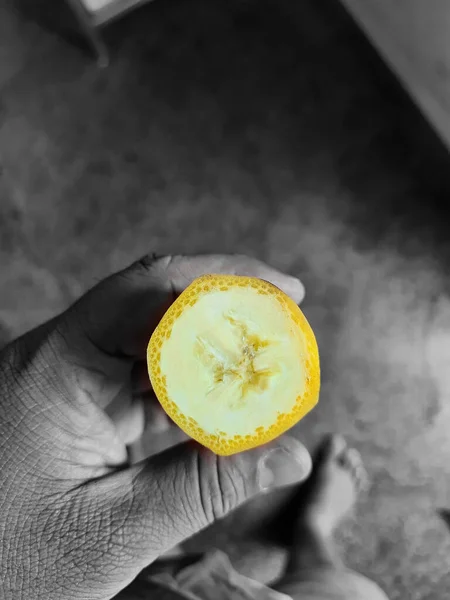 Close Van Man Met Gesneden Bovenaanzicht Banaan Fruit Achtergrond — Stockfoto