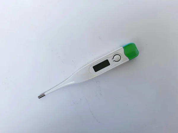 Beyaz Yeşil Dijital Kapaklı Plastik Termometreye Yakın Plan Beyaz Zemin — Stok fotoğraf