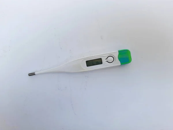 Beyaz Yeşil Dijital Kapaklı Plastik Termometreye Yakın Plan Beyaz Zemin — Stok fotoğraf