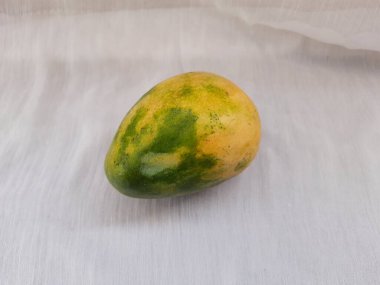 Güzel Hint Meyve Kralı Mango Bangapalli 'nin yakın çekimi beyaz arka planda izole edildi.