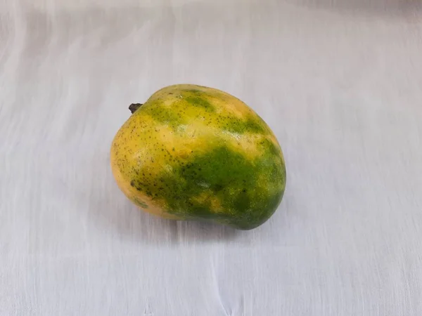 Primo Piano Del Bellissimo Indiano Frutta Mango Bangapalli Isolato Sfondo — Foto Stock