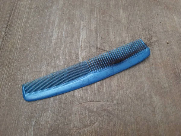 Zbliżenie Niebieski Kolor Plastikowy Grzebień Codzienne Wypadanie Włosów Lub Wypadanie — Zdjęcie stockowe