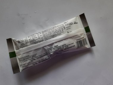 Bangalore, Karnataka, Hindistan-Temmuz 02-2021: Ahududu Dalgası, Çikolata ve Kulfi aromalı dondurmaların yakın çekimi beyaz arka planda izole edilmiş plastik bir kaplamayla Arun dondurmaları ibar Mini