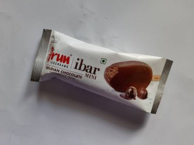 Bangalore, Karnataka, Hindistan-Temmuz 02-2021: Ahududu Dalgası, Çikolata ve Kulfi aromalı dondurmaların yakın çekimi beyaz arka planda izole edilmiş plastik bir kaplamayla Arun dondurmaları ibar Mini