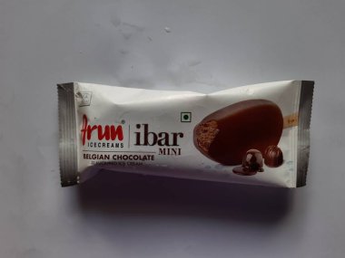 Bangalore, Karnataka, Hindistan-Temmuz 02-2021: Ahududu Dalgası, Çikolata ve Kulfi aromalı dondurmaların yakın çekimi beyaz arka planda izole edilmiş plastik bir kaplamayla Arun dondurmaları ibar Mini