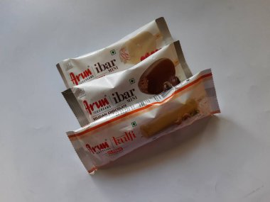 Bangalore, Karnataka, Hindistan-Temmuz 02-2021: Ahududu Dalgası, Çikolata ve Kulfi aromalı dondurmaların yakın çekimi beyaz arka planda izole edilmiş plastik bir kaplamayla Arun dondurmaları ibar Mini