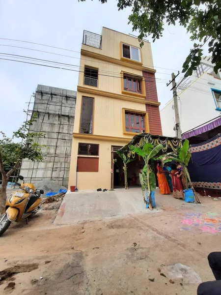 2021年7月1日印度卡纳塔克邦班加罗尔 为Gruha Pravesham建造的用光和花装饰的印度新建筑的关闭 — 图库照片