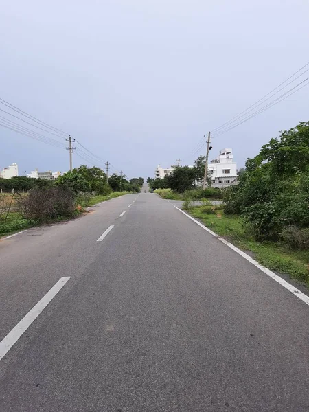 バンガロール カルナータカ インドの自然を背景とした農村や森林地域の美しい空のアスファルト道路の閉鎖 — ストック写真