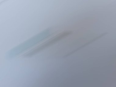 Soyut yüzey hareketinin yakın çekimi beyaz arkaplanda mavi ve gri geçiş veya eğim çizgileri bulanıklaştırdı