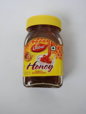 Bangalore, Karnataka, Hindistan-21 Mayıs 2021: Dünyalar arası 1 Numaralı Bal Markasının Kapanışı - 250 gm Dabur Bal şişesi beyaz arka planda izole edildi