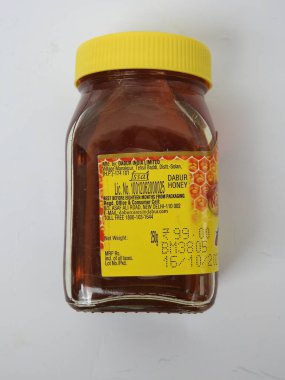 Bangalore, Karnataka, Hindistan-21 Mayıs 2021: Dünyalar arası 1 Numaralı Bal Markasının Kapanışı - 250 gm Dabur Bal şişesi beyaz arka planda izole edildi