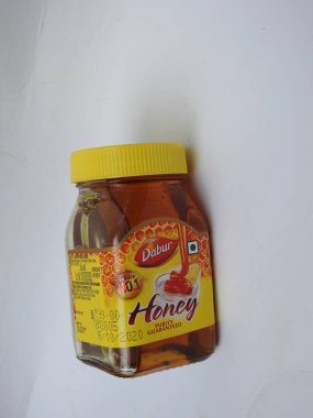 Bangalore, Karnataka, Hindistan-21 Mayıs 2021: Dünyalar arası 1 Numaralı Bal Markasının Kapanışı - 250 gm Dabur Bal şişesi beyaz arka planda izole edildi